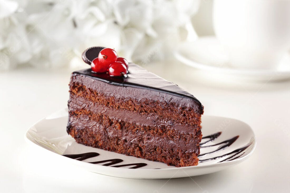 Fatia de bolo de chocolate com frutas vermelhas