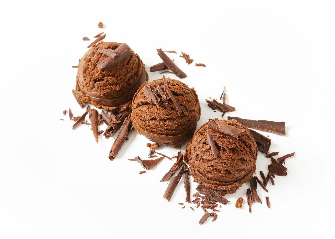 Três bolas de sorvete de chocolate com raspas
