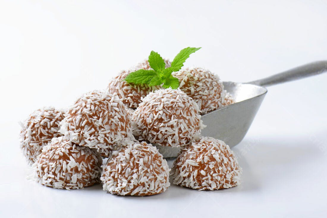 Doces de coco em colher de metal