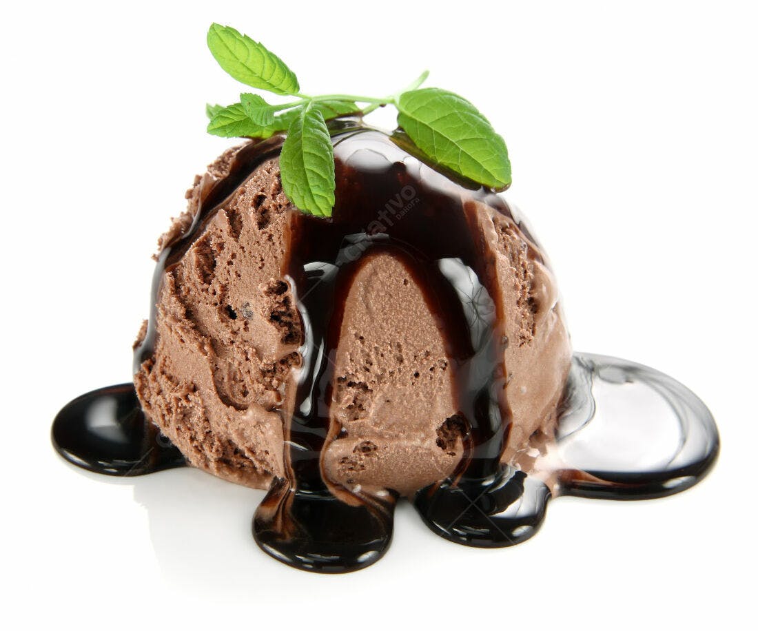 Sorvete de chocolate com calda e hortelã
