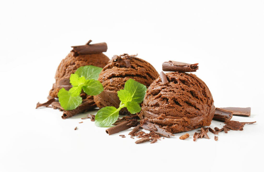 Sorvetes de chocolate com raspas e hortelã