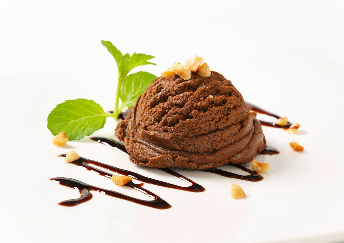 Sorvete de Chocolate com Nozes e Molho