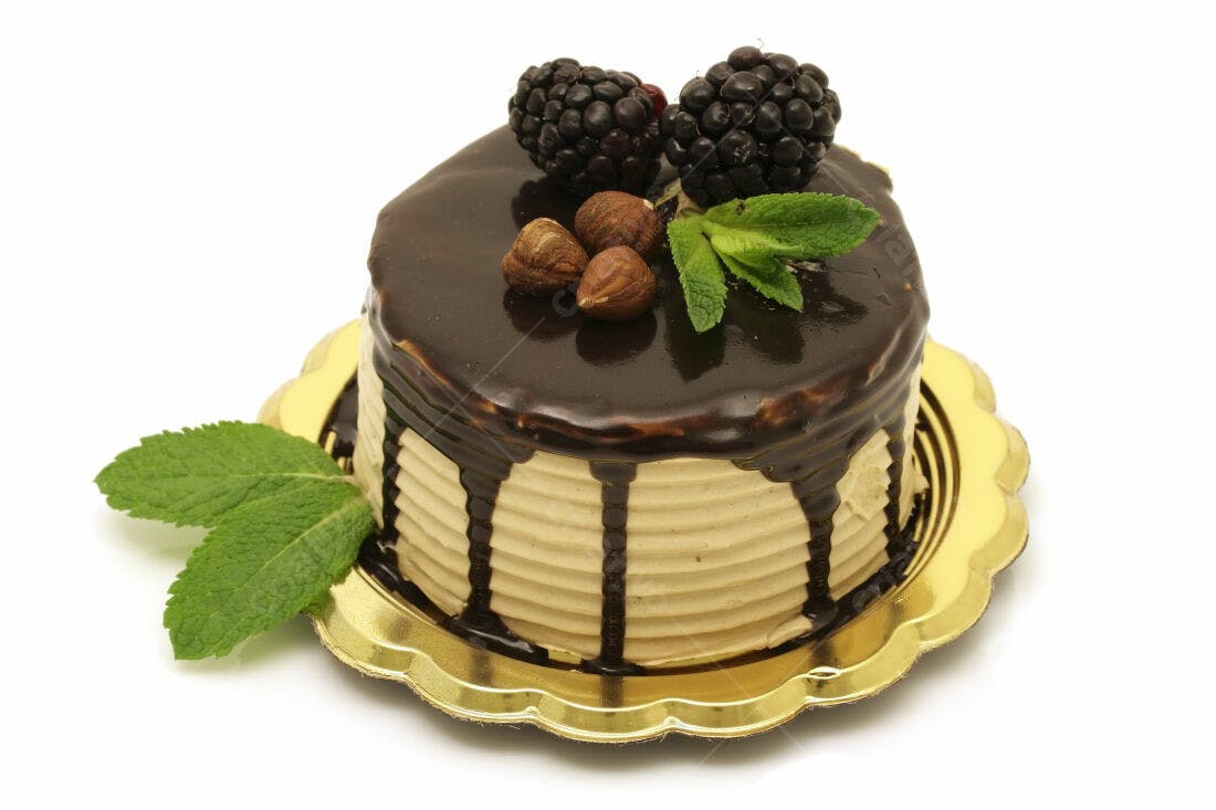 Bolo de Chocolate com Avelãs e Amoras