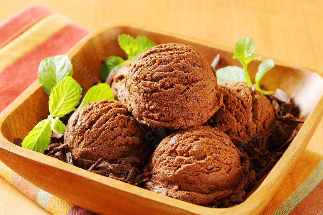 Sorvetes de chocolate em taça de madeira