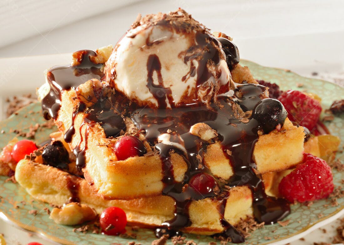 Waffles com sorvete e calda de chocolate