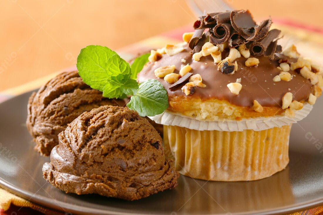 Muffin de chocolate com sorvete e nozes
