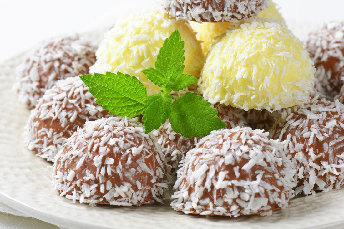 Doces de coco e chocolate branco e preto
