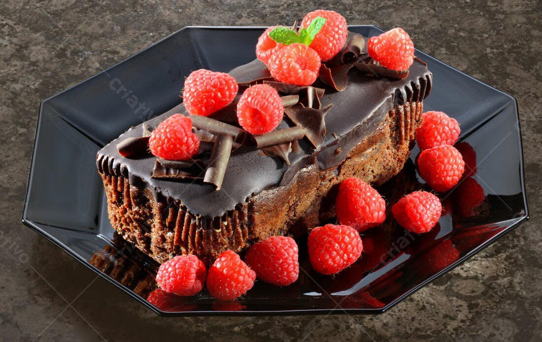 Bolo de chocolate com framboesas