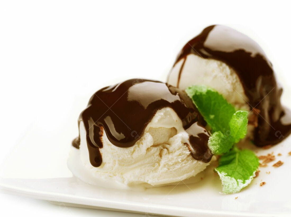 Sorvete de baunilha com calda de chocolate