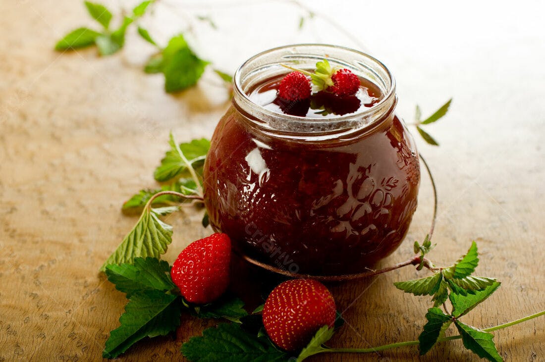 Geléia de Morango Fresca em Pote de Vidro