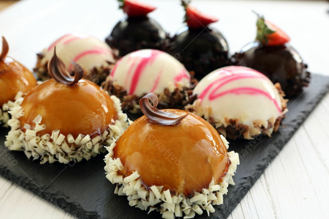 Mini mousses variadas com cobertura espelhada