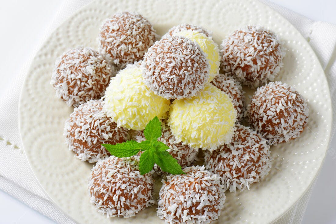 Doces de coco e chocolate em prato branco