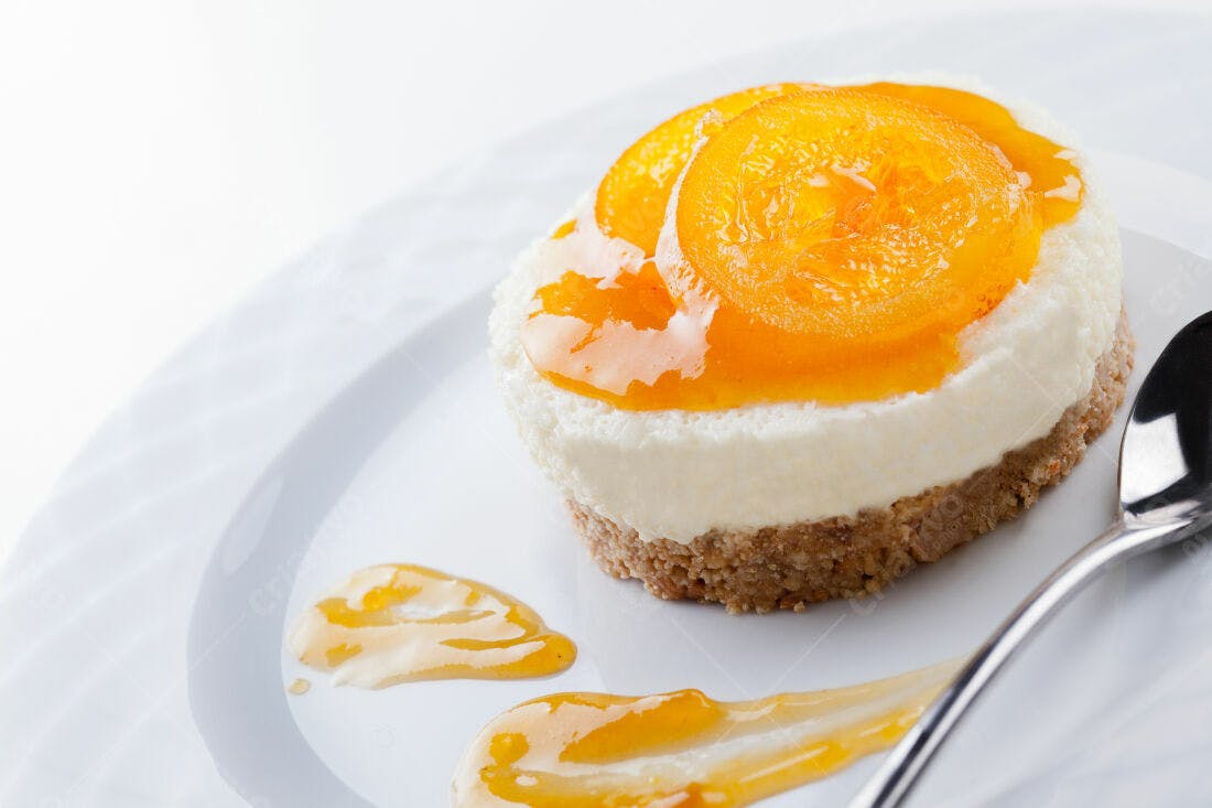 Cheesecake com calda de laranja e fatias caramelizadas