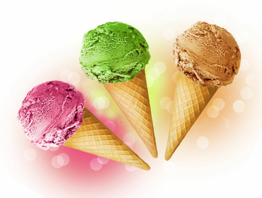 Três sorvetes em casquinhas cores rosa verde e marrom