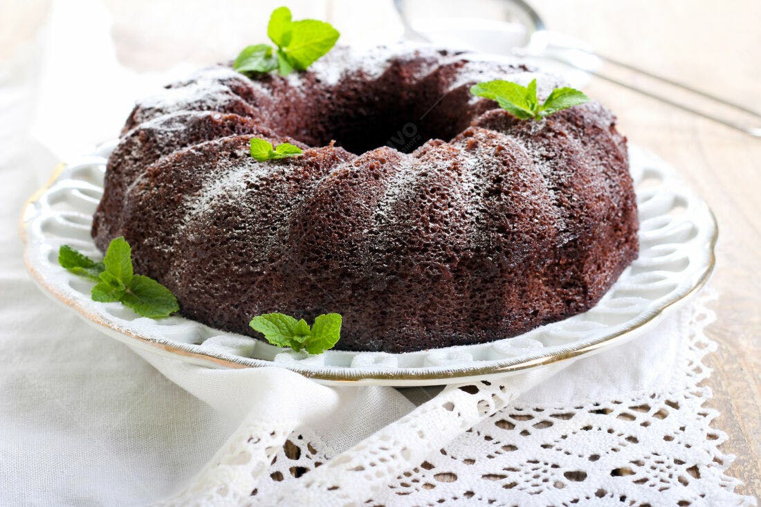 Bolo de chocolate com cobertura de açúcar