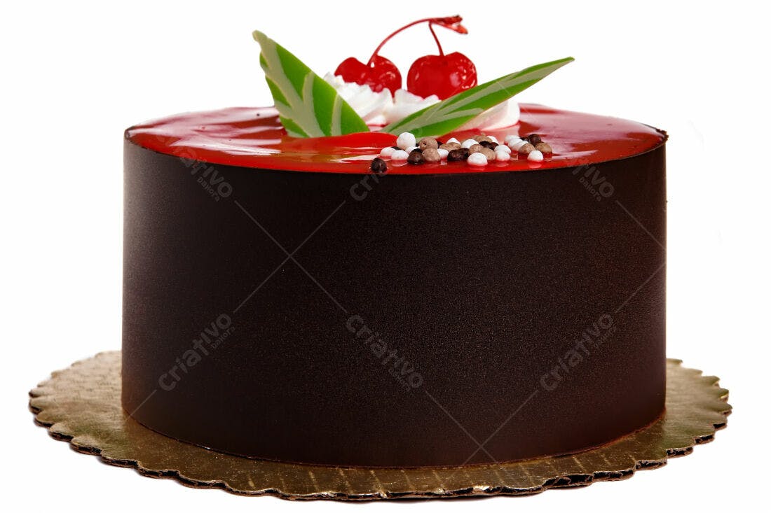 Bolo de chocolate com cobertura vermelha e cerejas