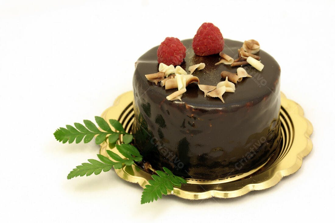 Bolo de chocolate com framboesas