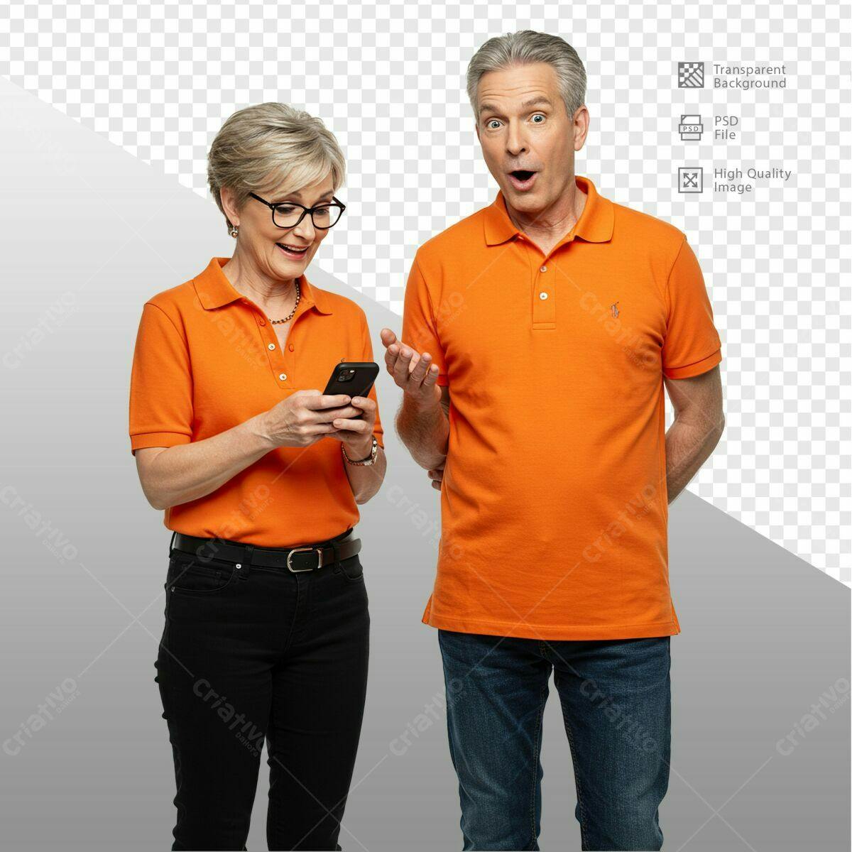 Mockup de Casal Sênior com Smartphone Laranja PSD Editável