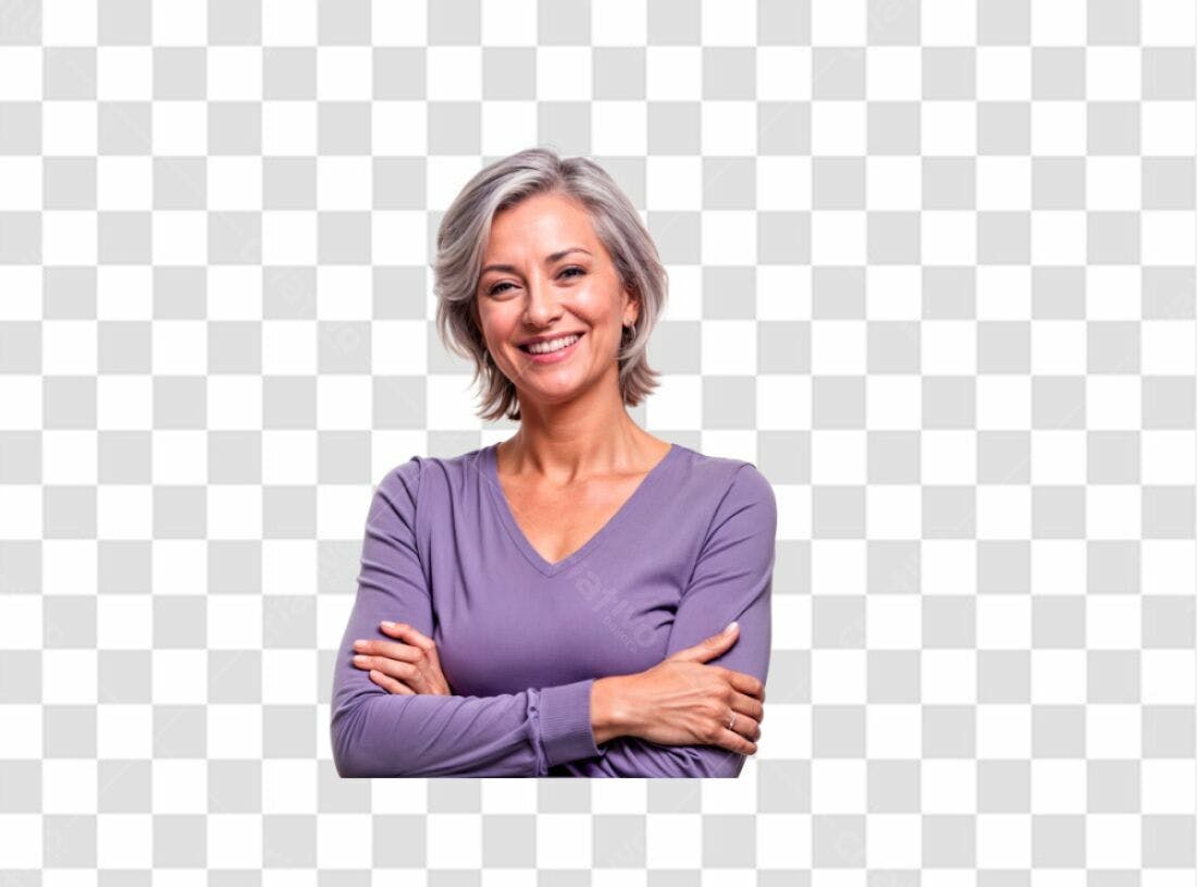 Imagem PNG mulher madura braços cruzados fundo transparente
