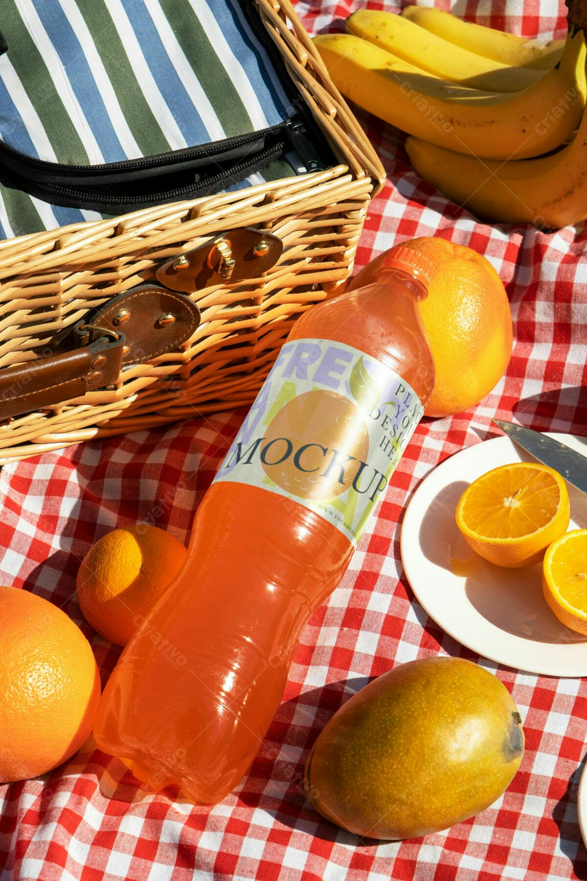 Mockup Garrafa de Suco para Piquenique PSD Editável