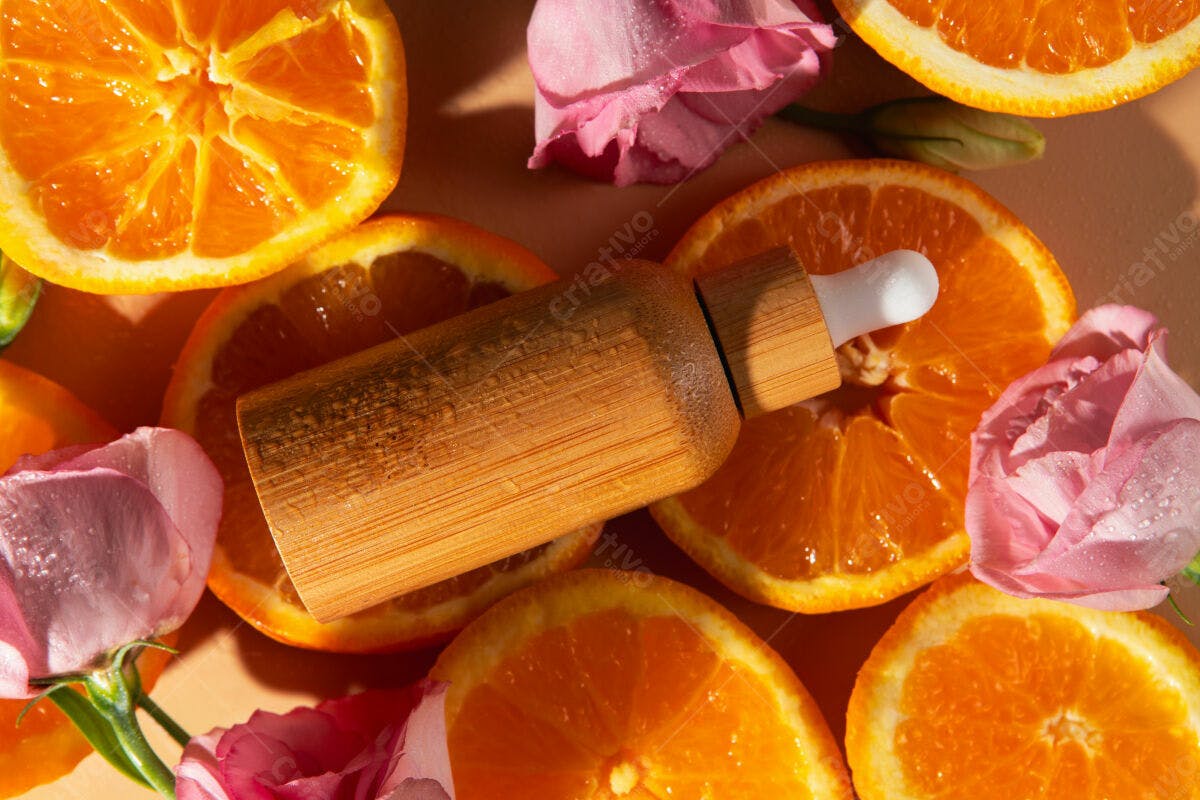 Mockup de Frasco de Serum com Laranja e Rosas PSD Editável