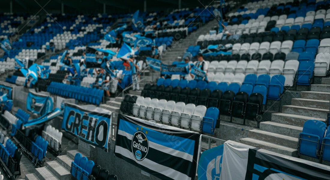 Estádio de futebol com torcedores Gremio