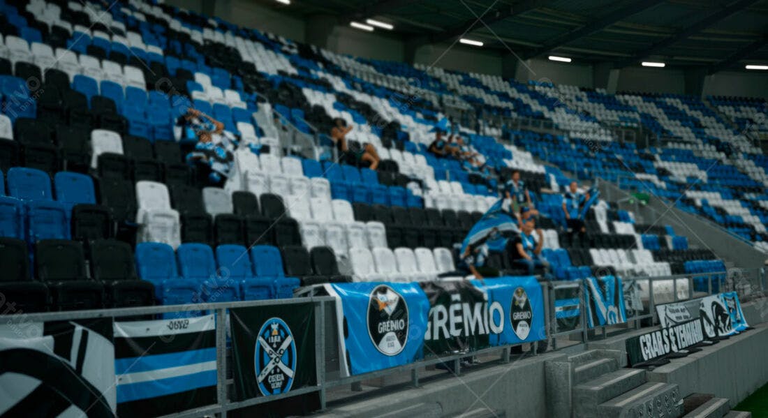 Arquibancada de estádio com torcedores Grêmio