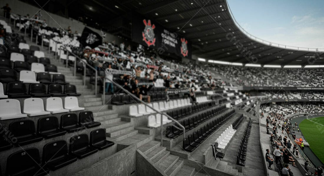 Cadeiras de estádio vazias com torcedores ao fundo