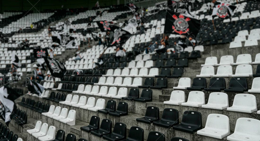 Cadeiras de Estádio em Preto e Branco