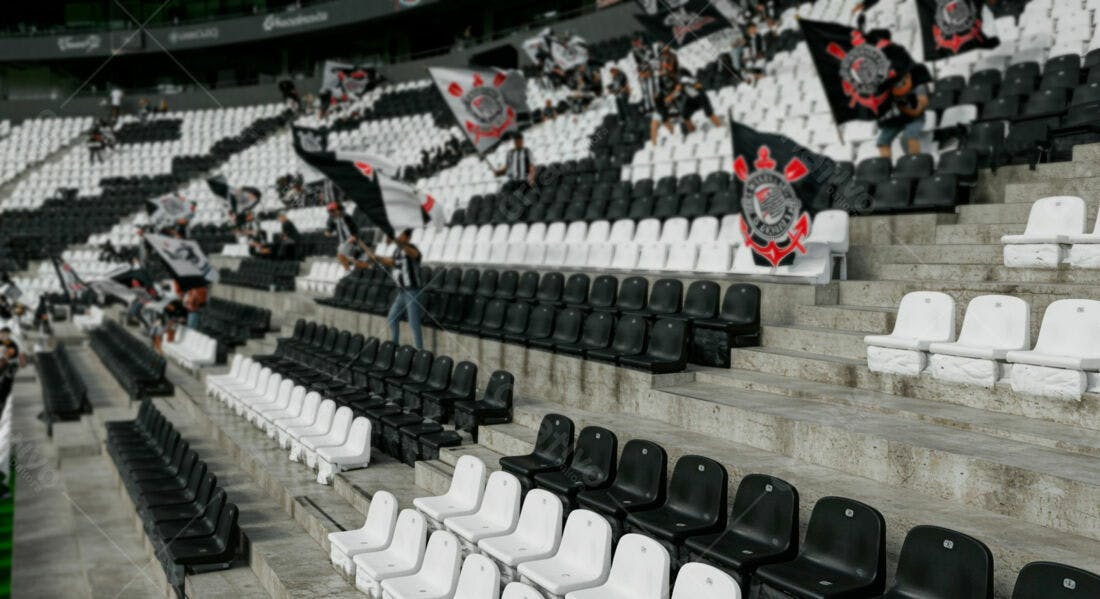 Estádio com torcedores e bandeiras preto e branco