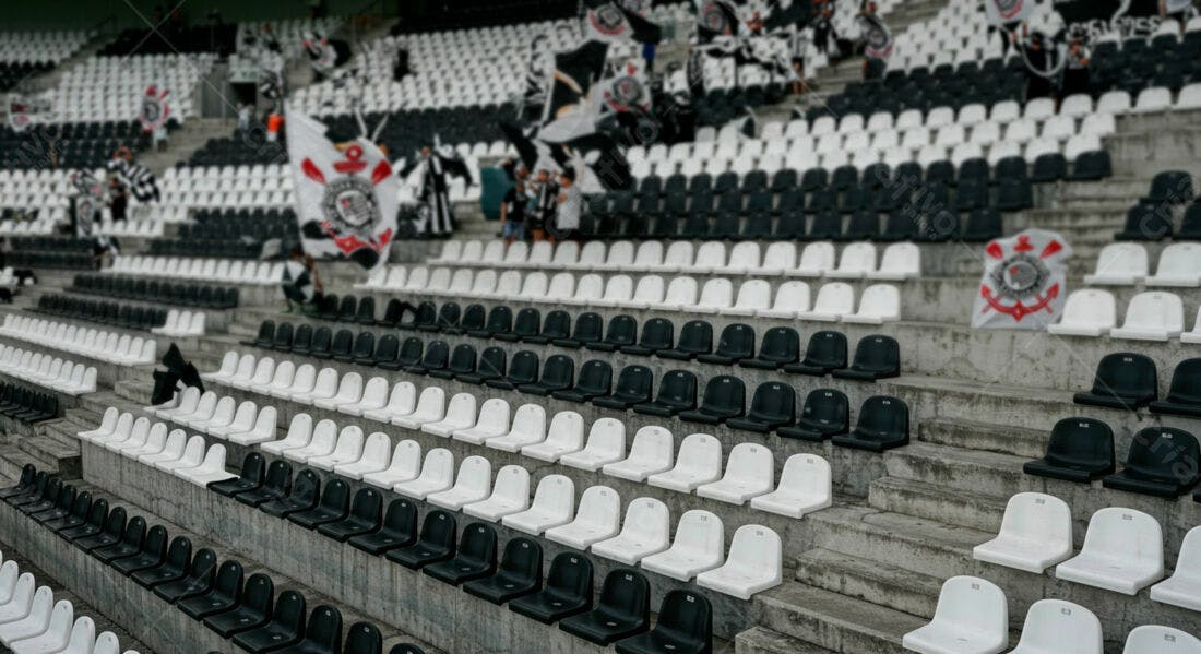 Arquibancada de estádio vazia em tons de cinza e branco