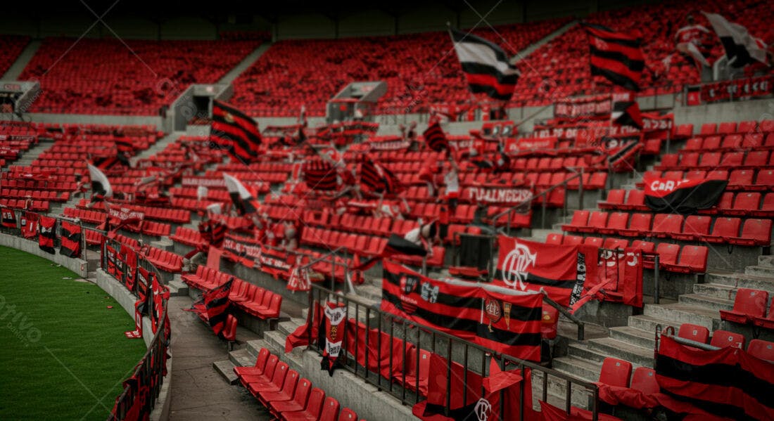Estádio com bandeiras rubro-negras