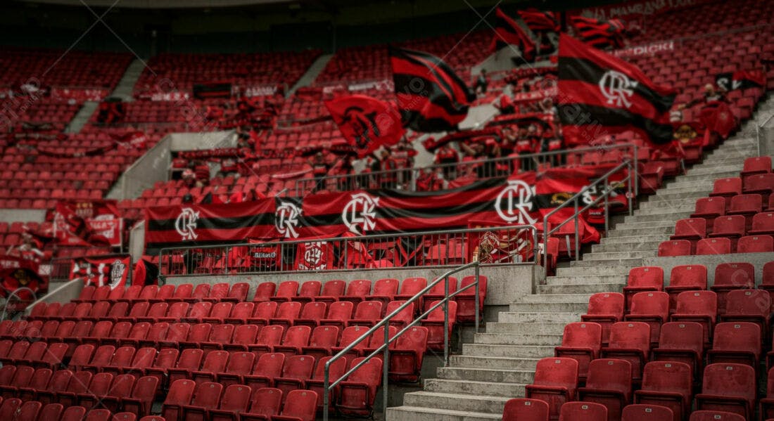 Estádio vazio com bandeiras vermelhas e pretas