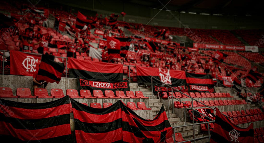 Bandeiras rubro-negras em estádio de futebol