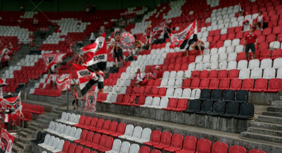 Arquibancada de estádio com torcedores e bandeiras