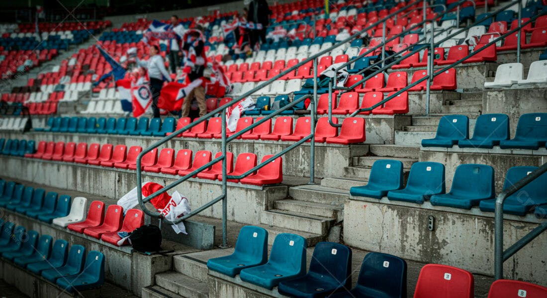Cadeiras de Estádio Vazias Vermelho Azul Branco