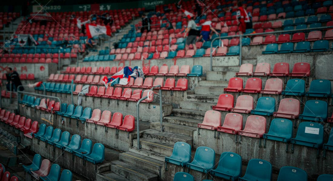 Cadeiras de estádio vazias após jogo