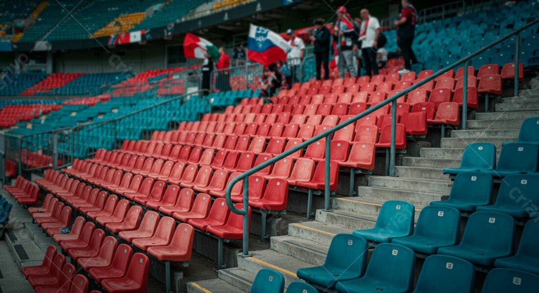Cadeiras vazias em estádio de futebol
