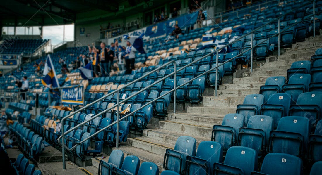 Cadeiras de estádio vazias após jogo