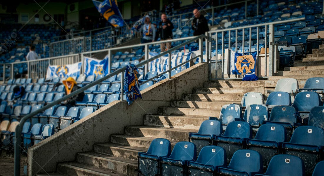 Cadeiras azuis em estádio vazio