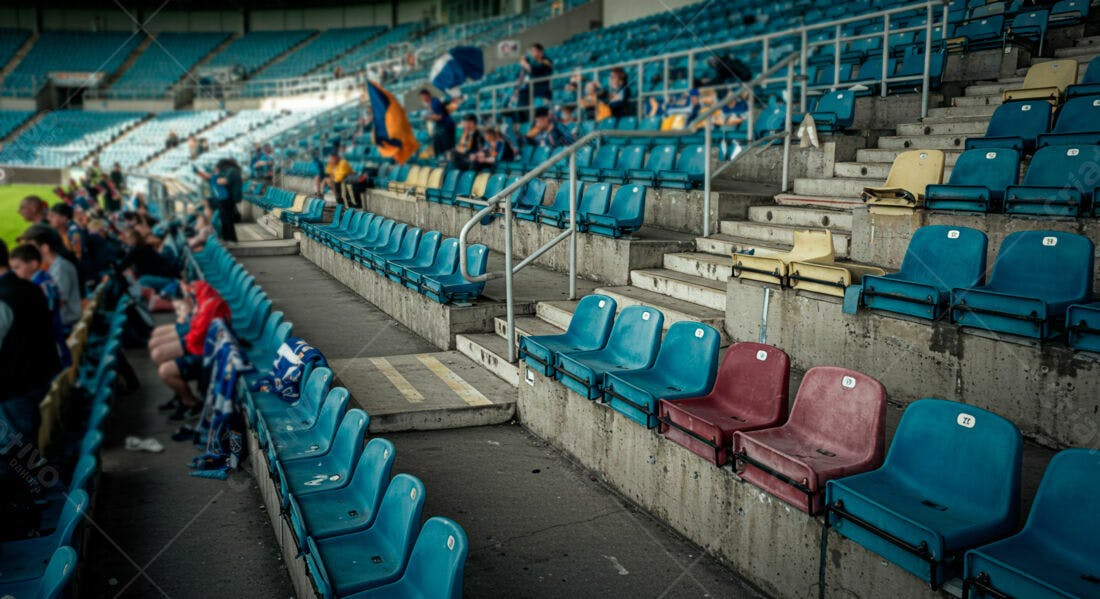 Cadeiras de estádio vazias após jogo