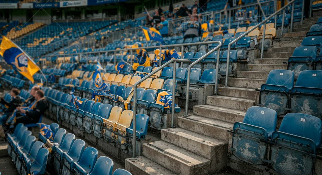 Cadeiras de estádio vazias com bandeiras