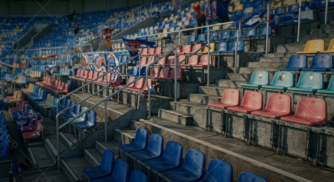 Cadeiras vazias em estádio de futebol