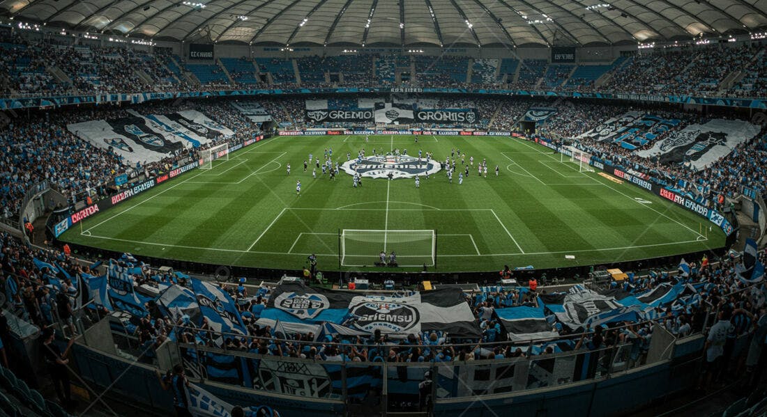 Estádio lotado em jogo de futebol