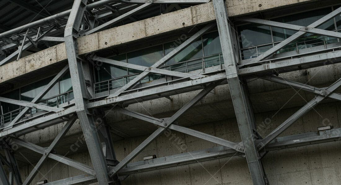 Estrutura metálica de estádio cinza e concreto