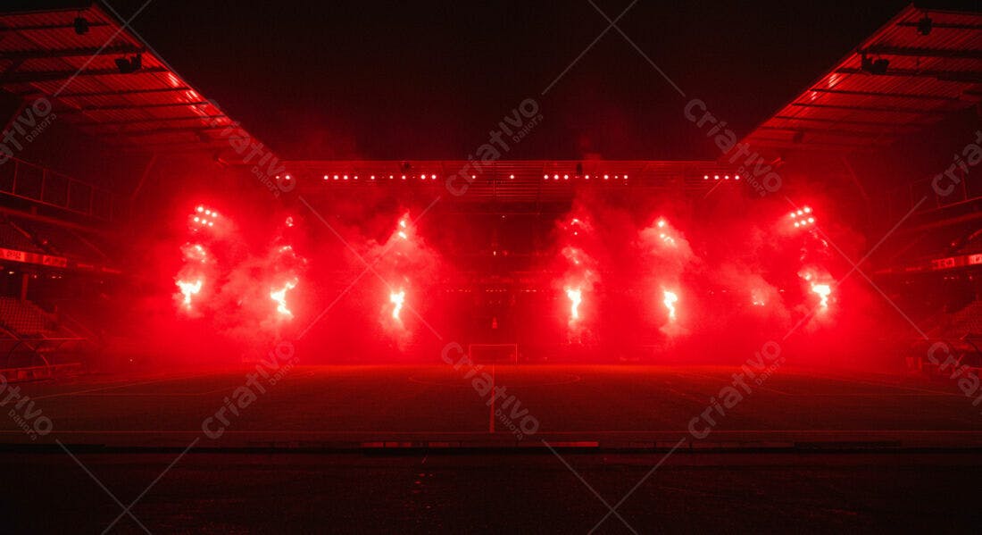 Fogueiras vermelhas em estádio noturno