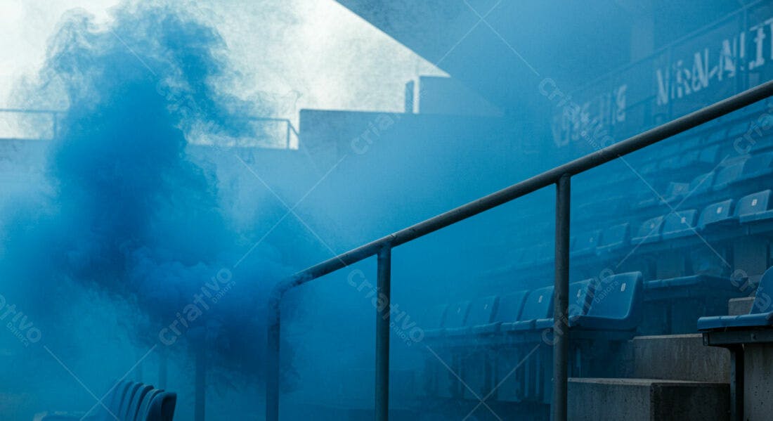 Fumaça azul em estádio de futebol