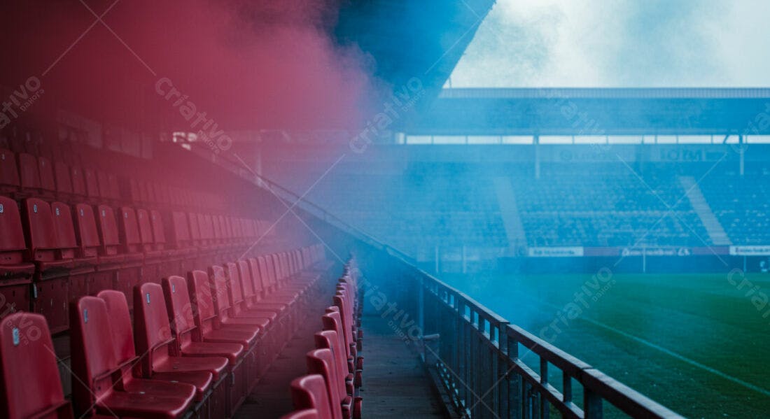 Cadeiras vazias em estádio com fumaça azul e vermelha