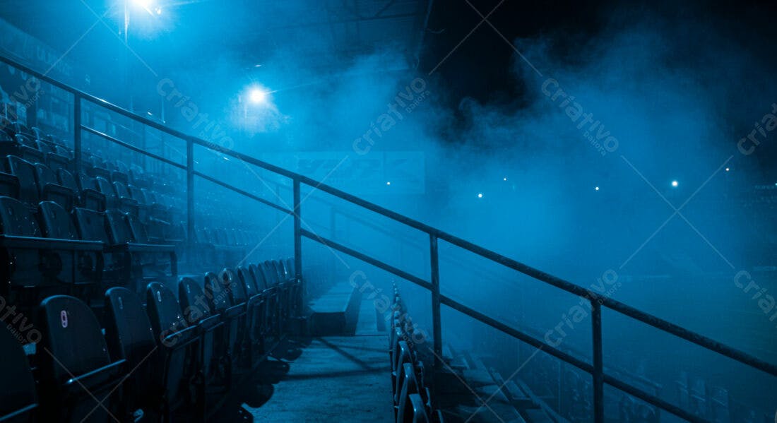 Estádio vazio com névoa azul