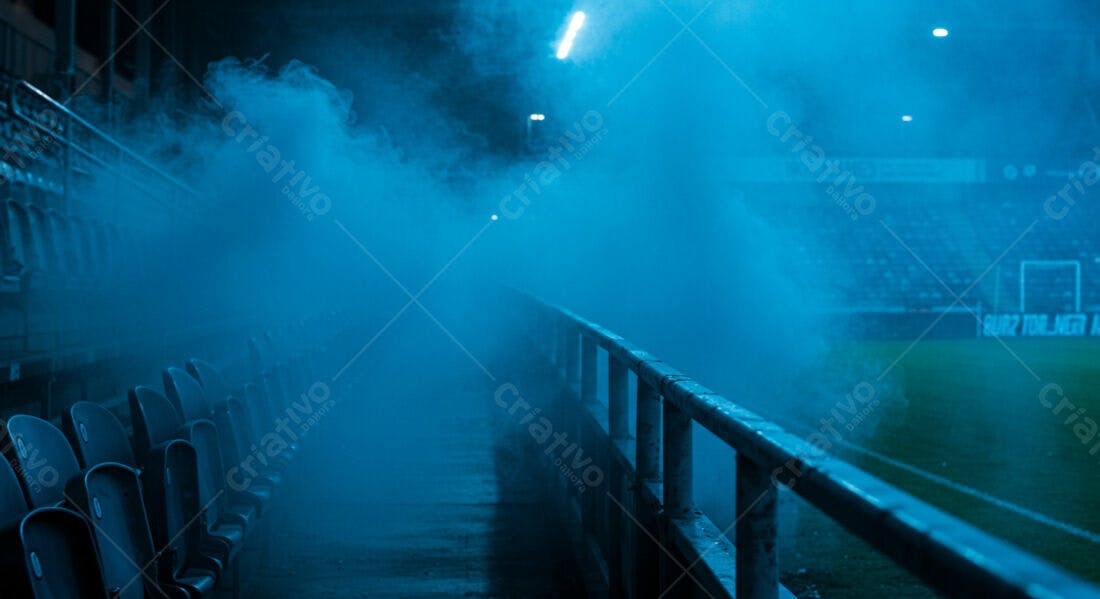Estádio misterioso em noite nebulosa